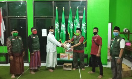 Cegah Covid-19, PWNU Jatim Bantu APD dan Sembako kepada Warga Tulungagung