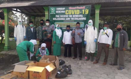 IAIN Tulungagung Kerjasama dengan MWC NU, Fatayat dan Banser Tulungagung Lakukan Penyemprotan Disinfektan dan Pembagian Hand Sanitizer