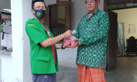 GP Ansor Ranting Pinggirsari Bagi-bagi Jus Jambu untuk Cegah Persebaran Cikungunya