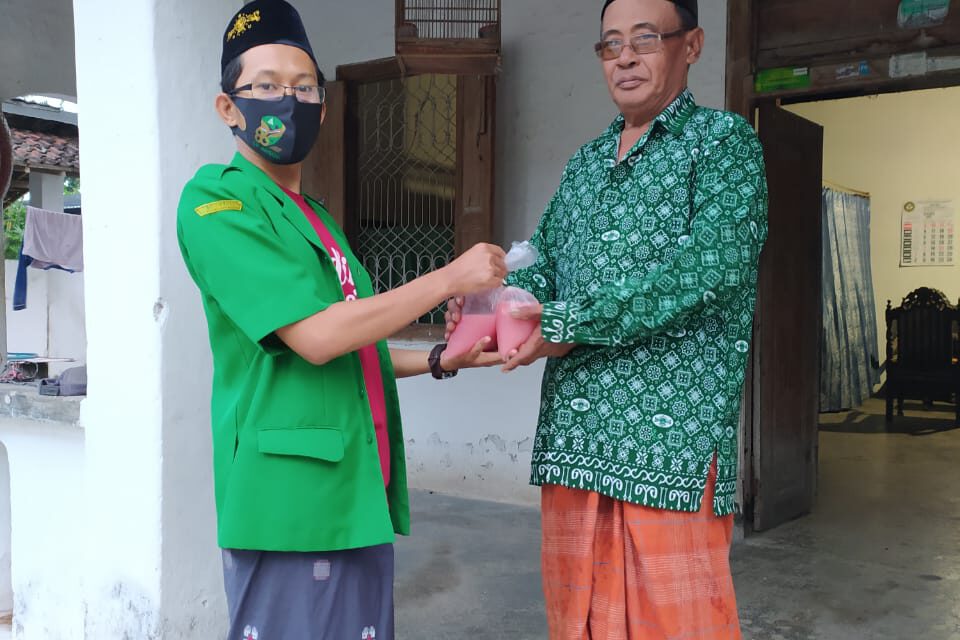 GP Ansor Ranting Pinggirsari Bagi-bagi Jus Jambu untuk Cegah Persebaran Cikungunya