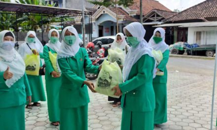 Fatayat NU Distribusikan Sembako Kepada Warga Terdampak Covid-19