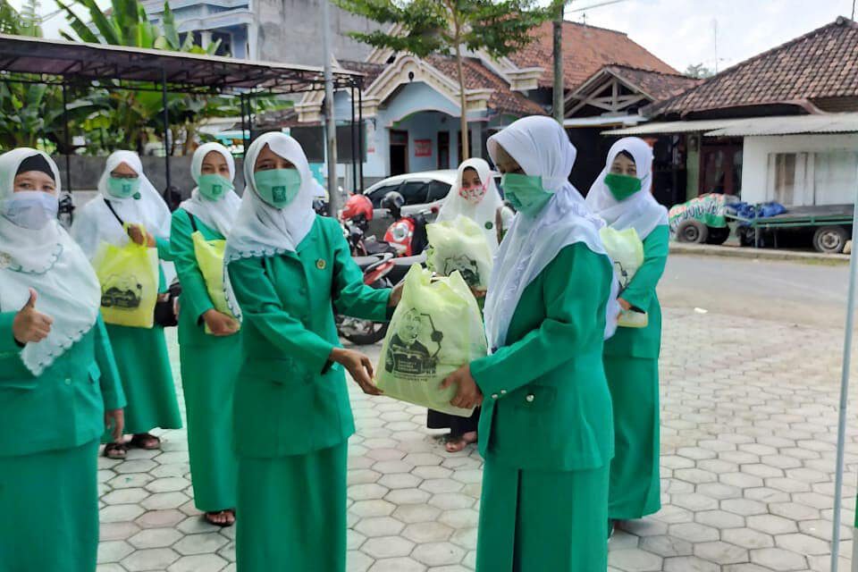 Fatayat NU Distribusikan Sembako Kepada Warga Terdampak Covid-19