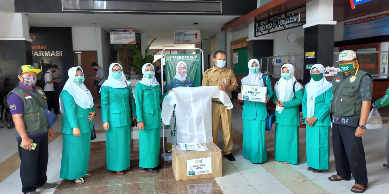 Salurkan Bantuan, Ketum Fatayat NU Sapa Tim Medis Menghadapi New Normal