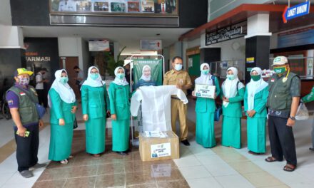 Salurkan Bantuan, Ketum Fatayat NU Sapa Tim Medis Menghadapi New Normal