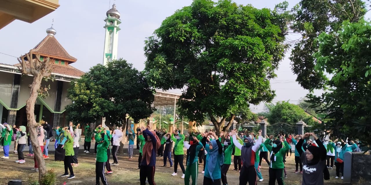 Senam Sehat bersama PAC Fatayat NU Ngantru, Semangat Sehat Lawan Corona