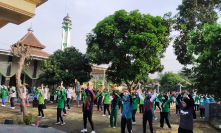 Senam Sehat bersama PAC Fatayat NU Ngantru, Semangat Sehat Lawan Corona