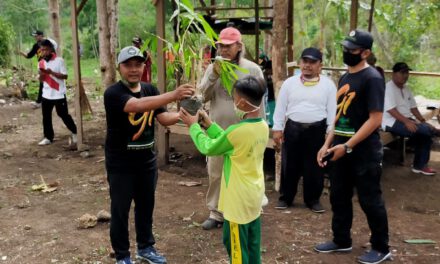 LP Ma’arif Gelar Kontes Foto dan Tanam Pohon di Bumi Perkemahan Walikukun