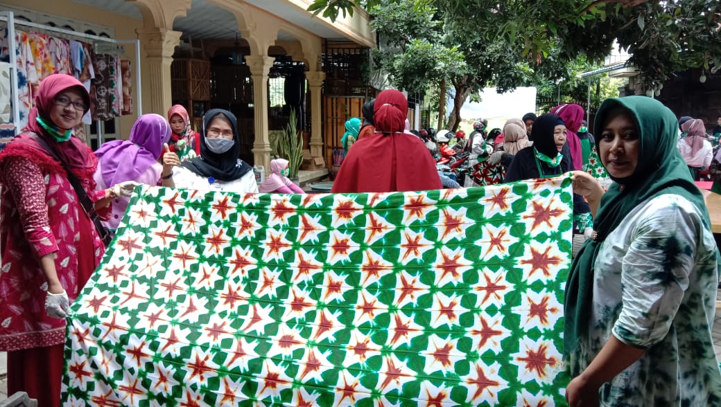 Disperindag Kabupaten Tulungagung Gandeng Muslimat NU Karangrejo Pelatihan Membatik Shibori
