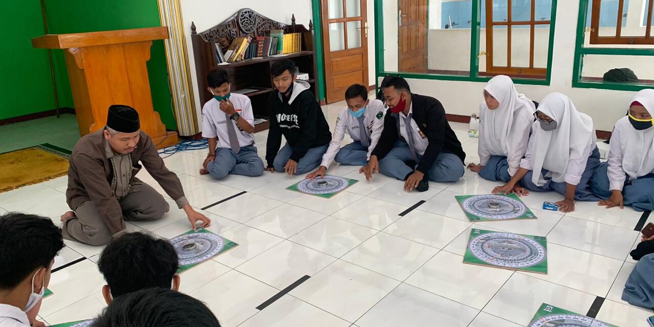 Cetak Calon Ilmuan Falak, Siswa SMKNU di Latih Ukur Arah Kiblat