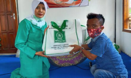 Fatayat Tulungaung Bagikan Bahan Pokok ke Penyandang Disabilitas