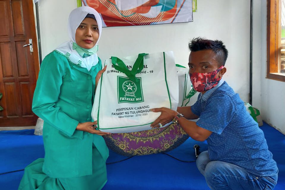 Fatayat Tulungaung Bagikan Bahan Pokok ke Penyandang Disabilitas