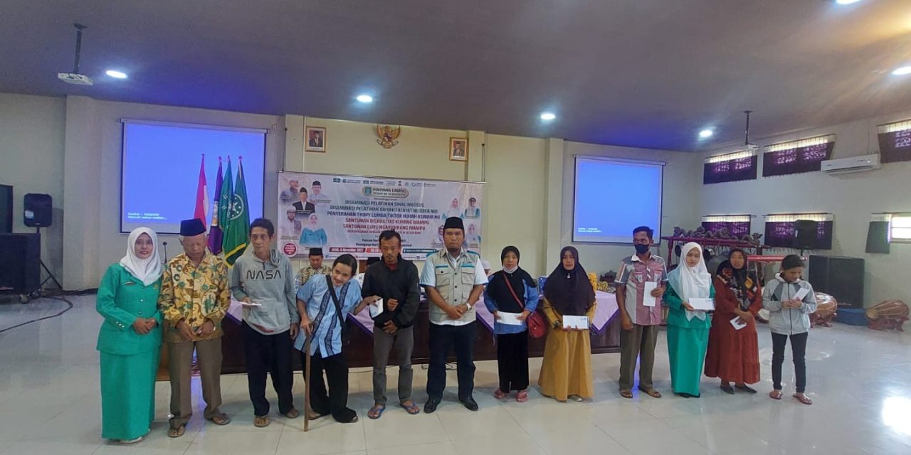Fatayat NU Tulungagung Berikan Bantuan untuk Disabilitas dan Guru Ngaji
